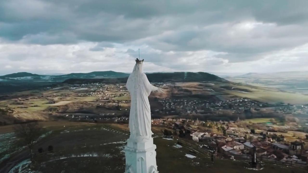 Nid Sous Le Volcan Saint-Sandoux Kültér fotó